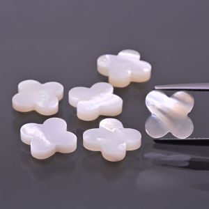 Clover from white shell 10x10 MM