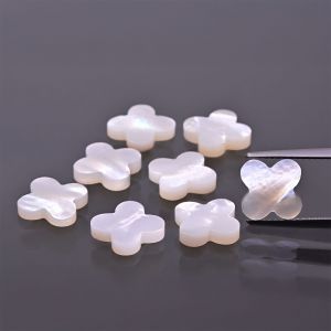 Clover from white shell 8x8 MM